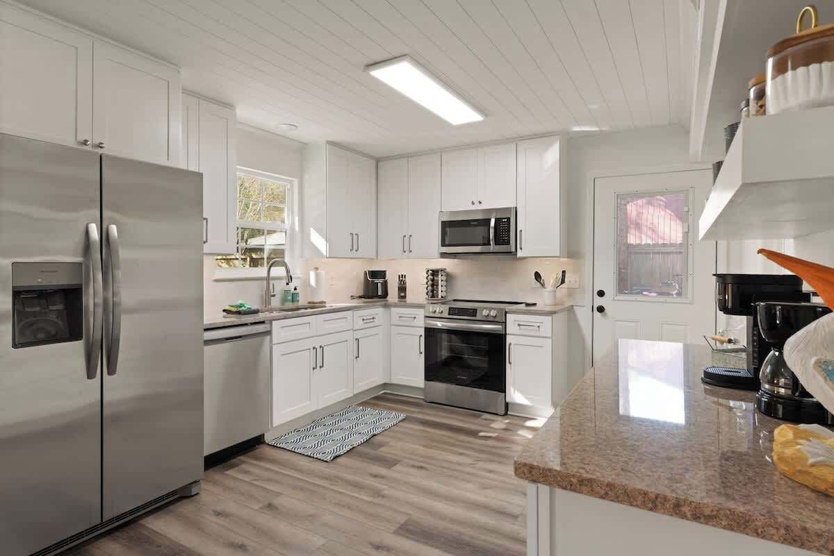 Frigorífico, microondas, horno y placa de cocina