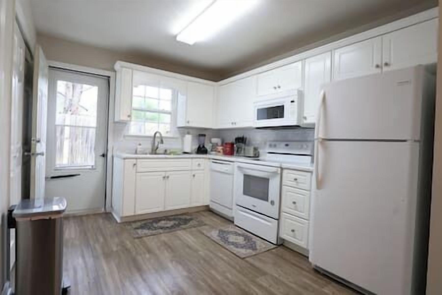 Een microgolfoven, een oven, een kookplaat, een vaatwasser