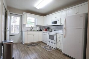 Mikrobølgeovn, ovn, kokeplater og oppvaskmaskin