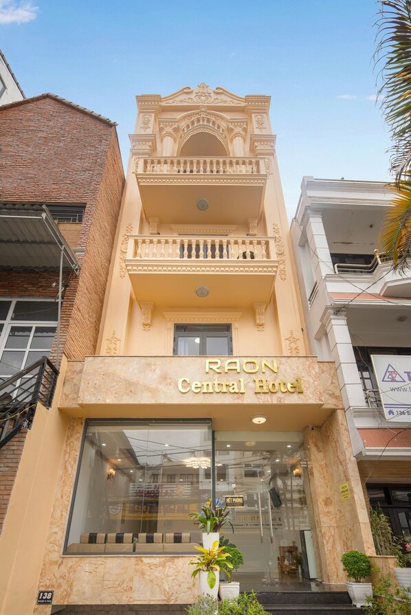 Vista frontal de la propiedad