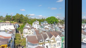 A residential area with houses and trees. - RAON Central Hotel (Xuan Huong - Da Lat)