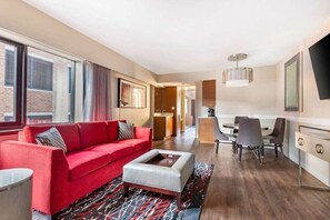 TV, DVD player, books, stereo - The District, a Hilton Club - One Bedroom Standard (Lock-Off) - 1B2 (Washington)