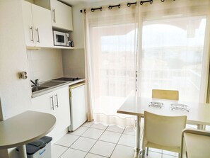 Fridge, microwave, cookware/dishes/utensils - Primavera by Interhome (Cap d'Agde)