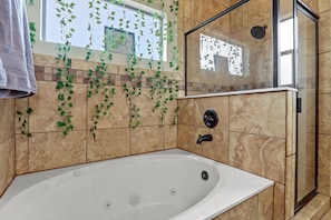 Ducha, bañera de hidromasaje, secador de pelo, toallas