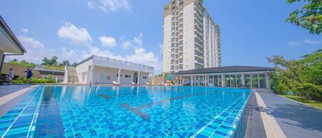 حمّام سباحة خارجي