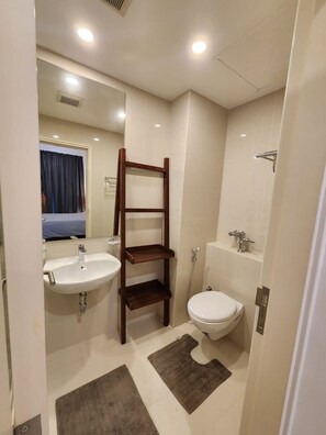 Een haardroger, handdoeken, zeep, shampoo