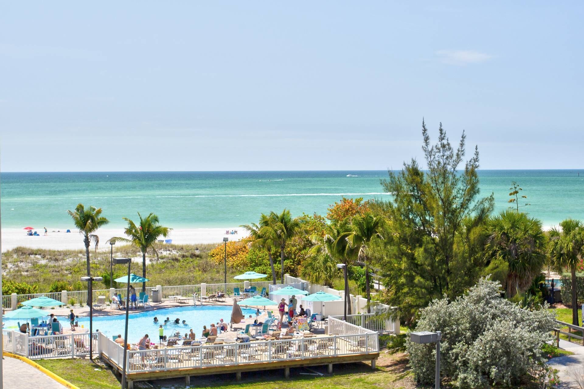 Ein Poolbereich mit Blick auf Strand und Meer.