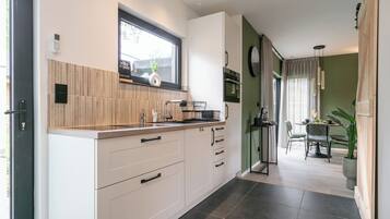 Réfrigérateur, micro-ondes, cafetière/bouilloire, chaise haute