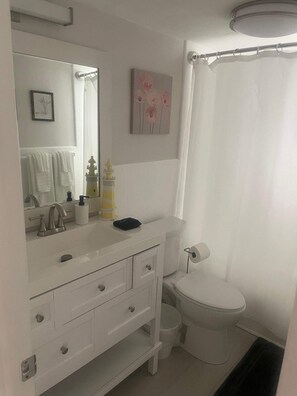 Dusj, hårføner og håndklær