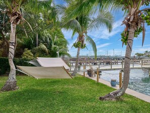 Property grounds - Elegant 2BR Haven by the Water (Riviera Beach)