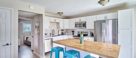 Geladeira, micro-ondas, fogão, cooktop