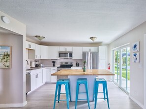 Jääkaappi, mikroaaltouuni, uuni, liesi