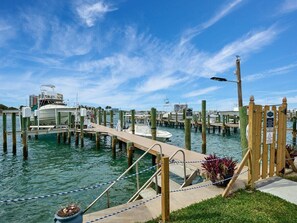Marina - Coastal Chic 2BR Retreat on the Intracoastal Waterway (Riviera Beach)