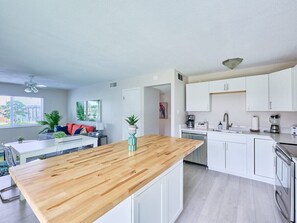 Fridge, microwave, stovetop, dishwasher - Coastal Chic 2BR Retreat on the Intracoastal Waterway (Riviera Beach)