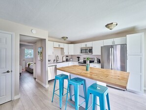 Réfrigérateur, micro-ondes, plaque de cuisson, lave-vaisselle