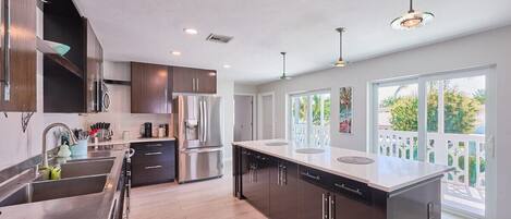 Réfrigérateur, micro-ondes, four, plaque de cuisson