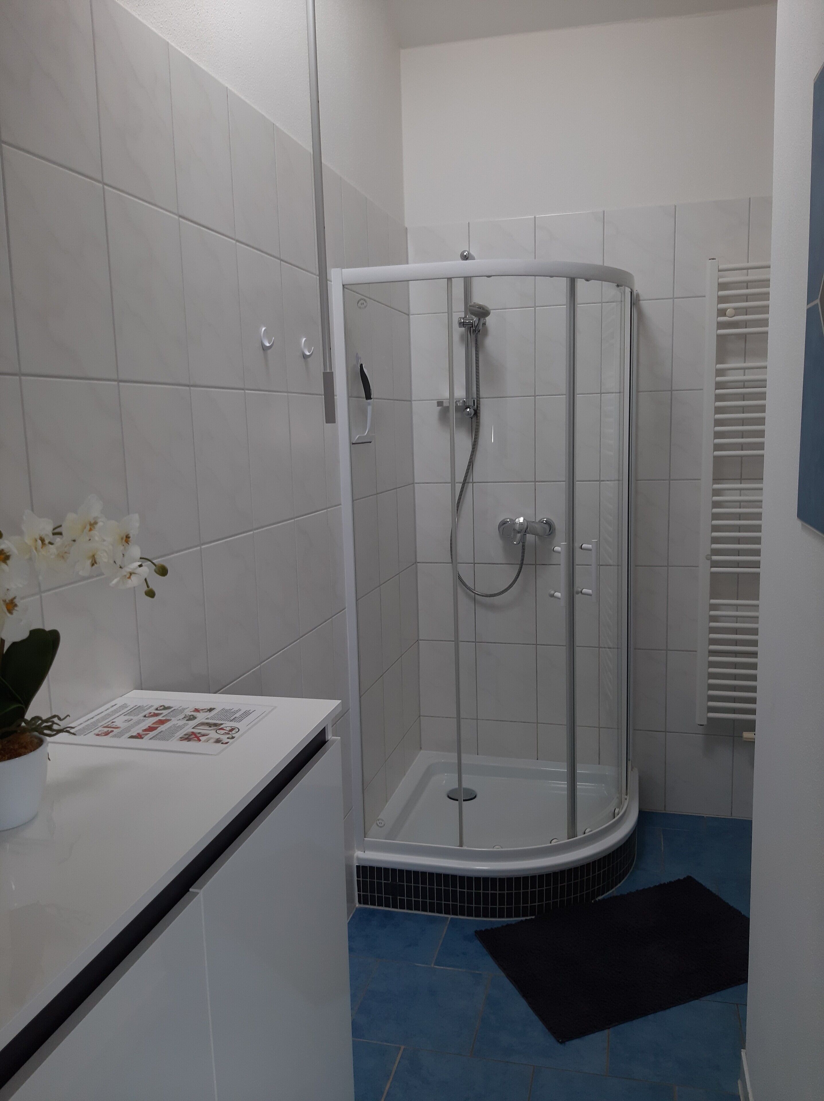 Douche, sèche-cheveux, serviettes fournies