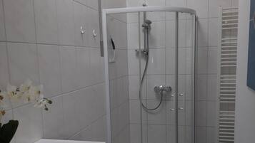 Douche, sèche-cheveux, serviettes fournies