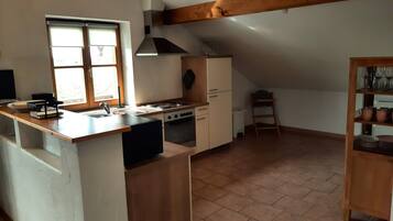 Réfrigérateur, micro-ondes, four, plaque de cuisson