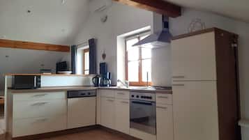 Køleskab, mikrobølgeovn, ovn, kogeplade