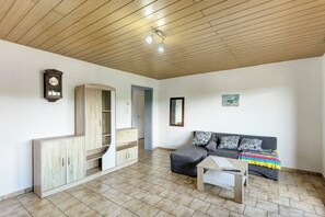 Interior - Apartment 'Ferienwohnung Wallisch' with Private Terrace, Private Garden and Wi-Fi (Schotten)