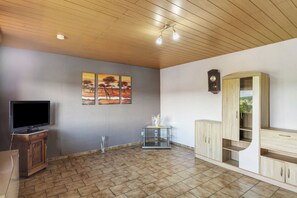 Interior - Apartment 'Ferienwohnung Wallisch' with Private Terrace, Private Garden and Wi-Fi (Schotten)