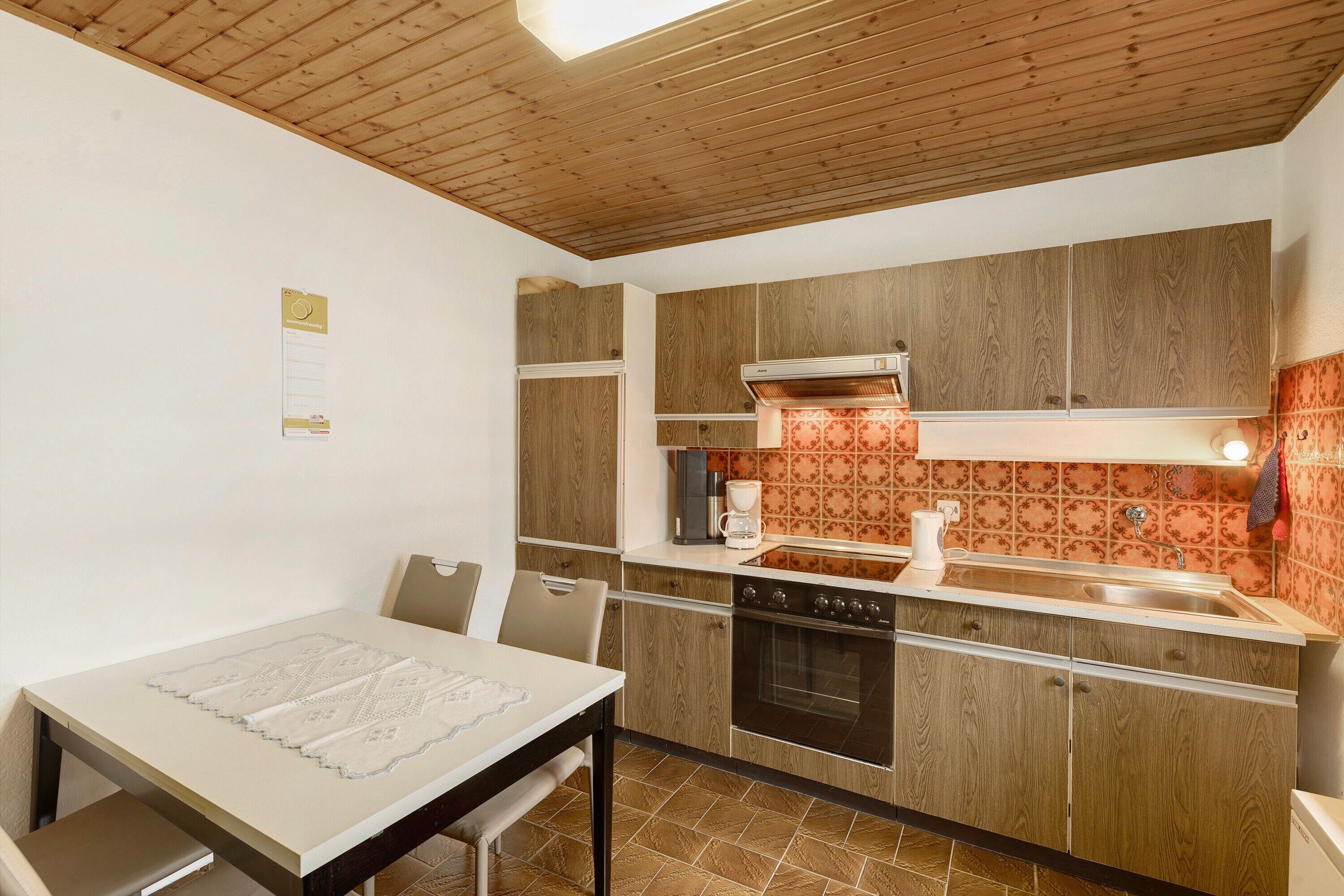 Fridge, oven, stovetop, coffee/tea maker