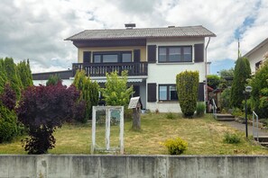 Exterior - Apartment 'Ferienwohnung Wallisch' with Private Terrace, Private Garden and Wi-Fi (Schotten)