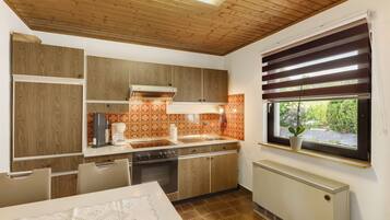 Refrigerador, horno, parrilla de estufa y cafetera y tetera