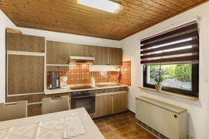 Kühlschrank, Ofen, Herdplatte, Wasserkocher mit Kaffee-/Teezubehör