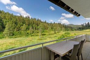Outdoor dining - Holiday Apartment at the Waterfall with Mountain View, Shared Garden and Wi-Fi (Forbach)
