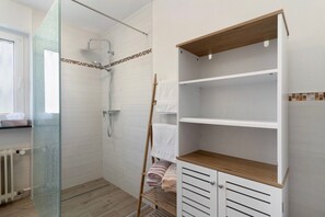 Een douche, een haardroger, handdoeken