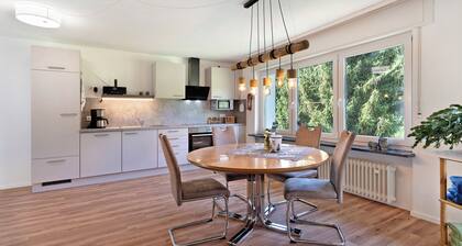 'Ferienwohnung am Wasserfall' mit Bergblick, Gemeinschaftsgarten und WLAN