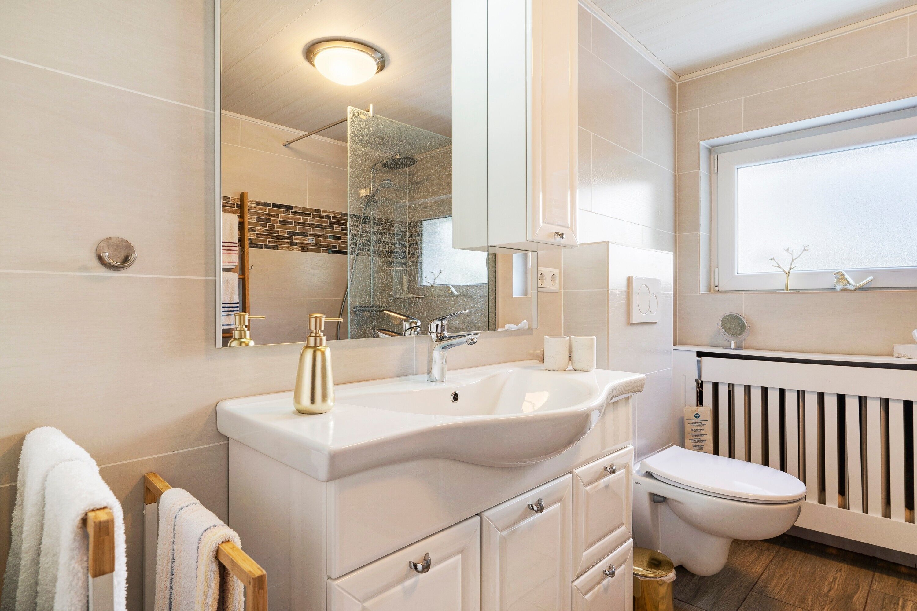 Shower, hair dryer, towels