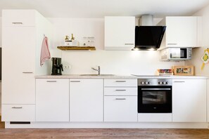 Kühlschrank, Mikrowelle, Ofen, Herdplatte