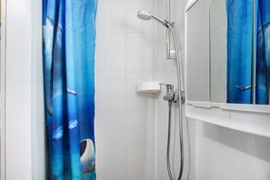 Ducha, artículos de tocador gratuitos, secador de pelo, toallas