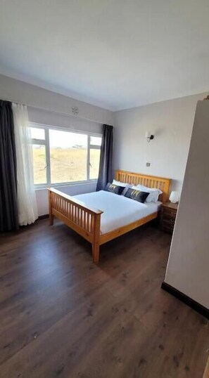 2 quartos, ferros/tábuas de passar roupa, Wi-Fi, roupa de cama