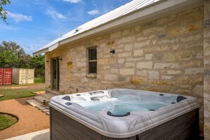 Outdoor spa tub - Hot tub, Fire Pit, Electric Fireplace, EV Charger! (Fredericksburg)