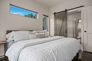 2 bedrooms, iron/ironing board, WiFi, bed sheets - Hot tub, Fire Pit, Electric Fireplace, EV Charger! (Fredericksburg)