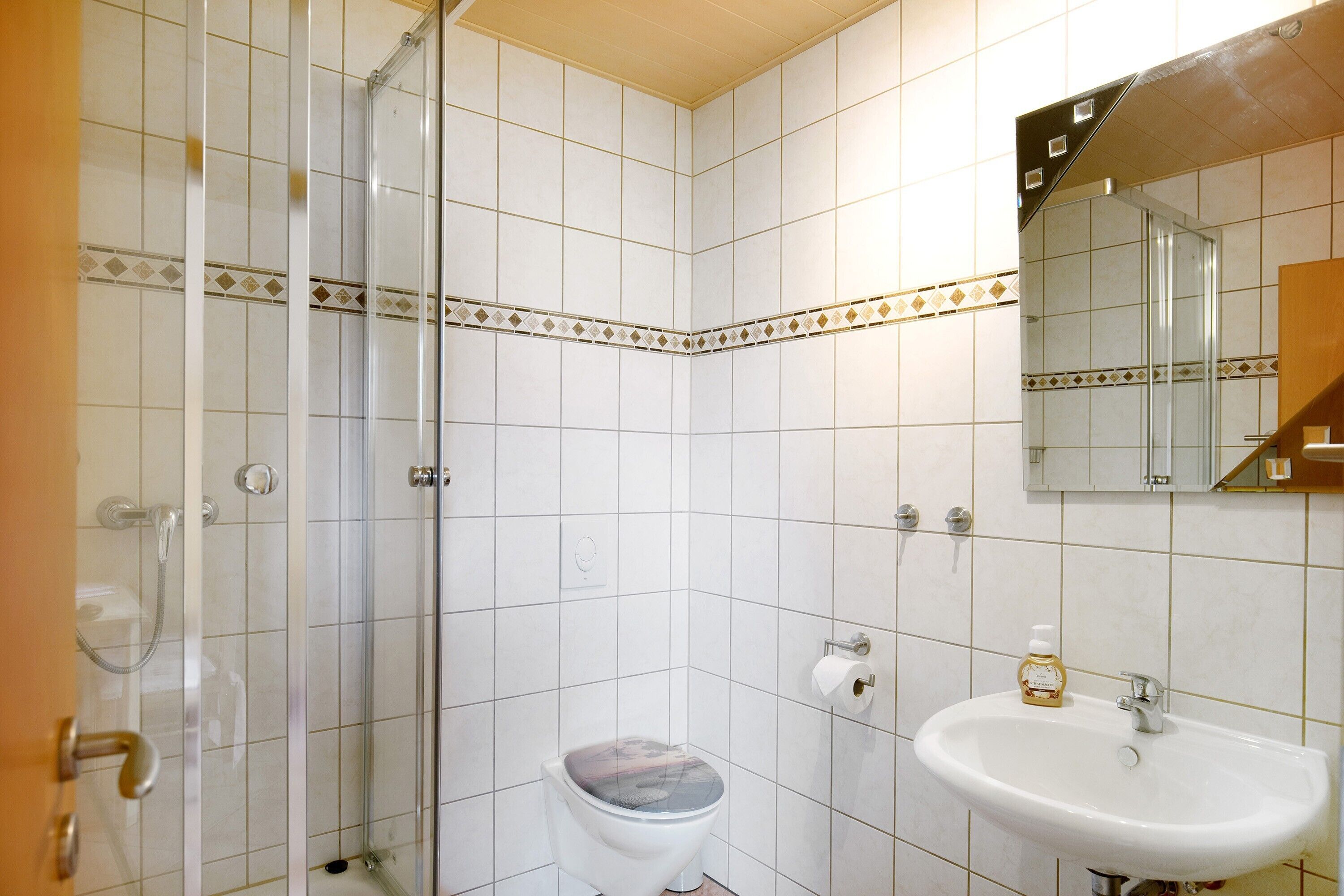 Een douche, een haardroger, handdoeken