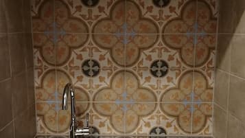 Kühlschrank, Mikrowelle, Herdplatte, Wasserkocher mit Kaffee-/Teezubehör