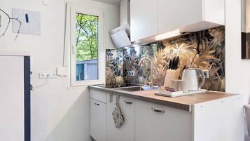 Frigorífico, microondas, horno y placa de cocina