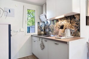 Jääkaappi, mikroaaltouuni, uuni, liesi