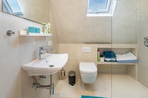 Douche, articles de toilette gratuits, sèche-cheveux