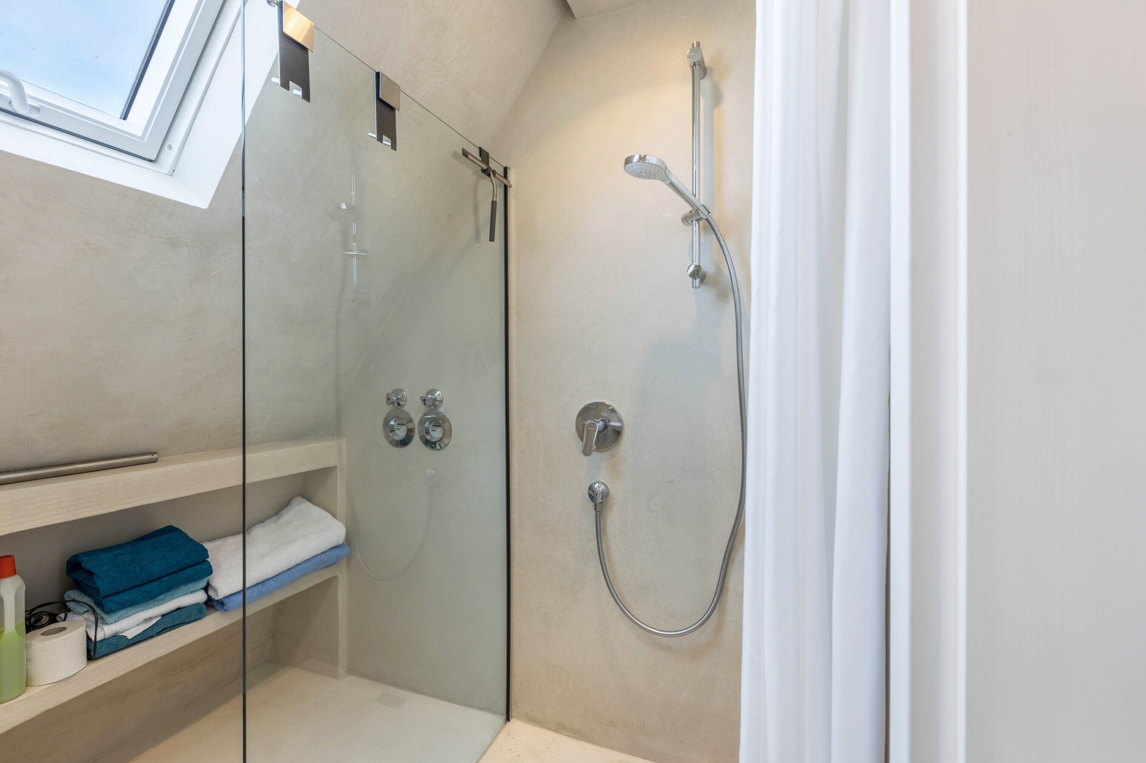 Dusche, kostenlose Toilettenartikel, Haartrockner, Handtücher