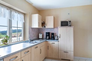 Fridge, microwave, oven, stovetop - Apartment 'Sandhasen' with Panoramic View, Balcony and Wi-Fi (Lauterbach (Hessen))