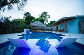 Utomhuspool och uppvärmd pool