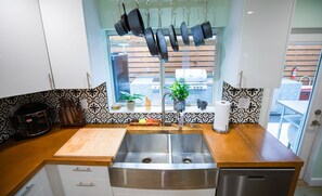 Kylskåp, mikrovågsugn, ugn och spishäll