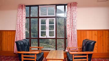 Premium Double Room, 1 Bedroom | Ruang tamu | TV skrin rata
