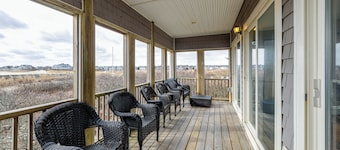 Marshfield Home w/ 4 Decks & Private Beach Access!